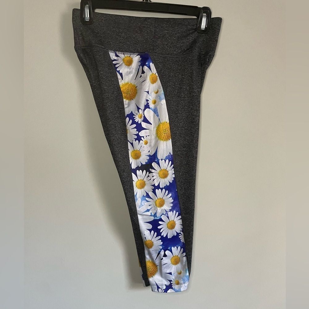 Lularoe Jade Workout Capris Daisy Patterned - Picture 10 of 11